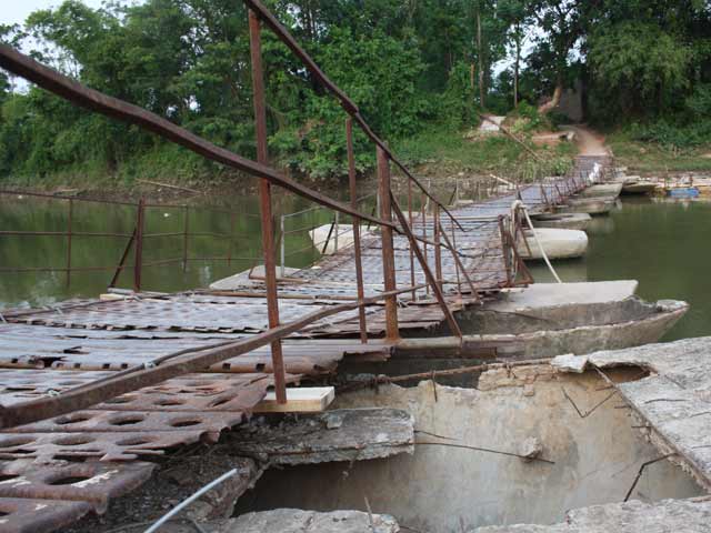 Tin tức trong ngày - HN: Thả mạng sống "dập dềnh" theo cầu phao bung gãy