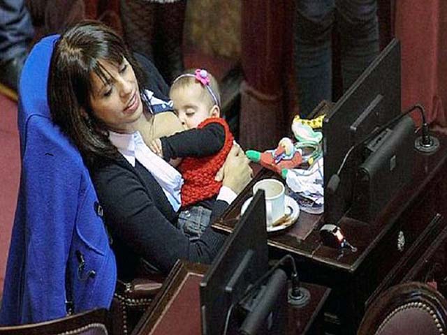 Nghị sĩ Argentina cho con bú giữa phiên họp quốc hội