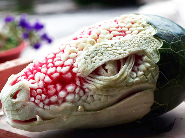 Phi thường - kỳ quặc - Video: Hô biến dưa hấu thành hình đầu rồng hung ác