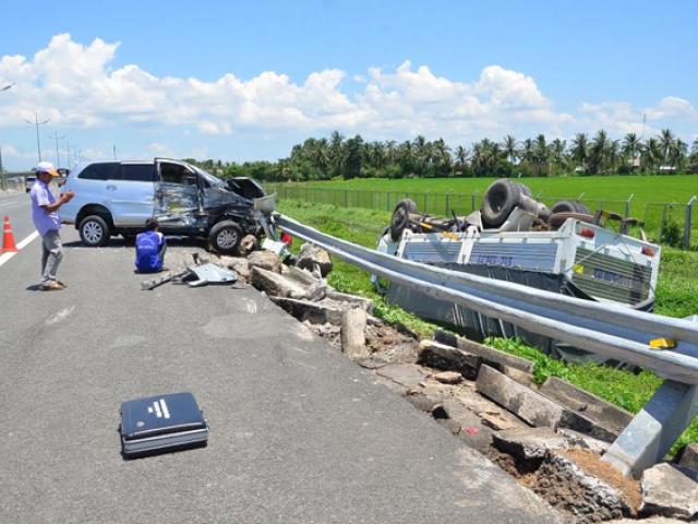 Tin tức Việt Nam - Xe 7 chỗ “hạ đo ván” xe tải trên cao tốc TP.HCM-Trung Lương