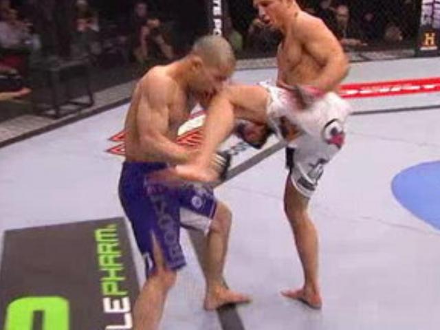 Thể thao - UFC: Knock-out đối thủ sau cú đá &quot;ngàn cân&quot;