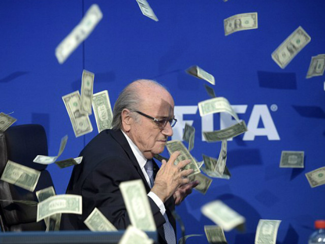 Bóng đá - Tiết lộ: Sepp Blatter bị ném tiền thật vào mặt