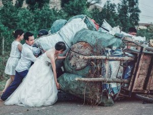 Tình yêu - Giới tính - Sự thật về bức ảnh “Cô dâu chú rể giúp đẩy xe đồng nát”