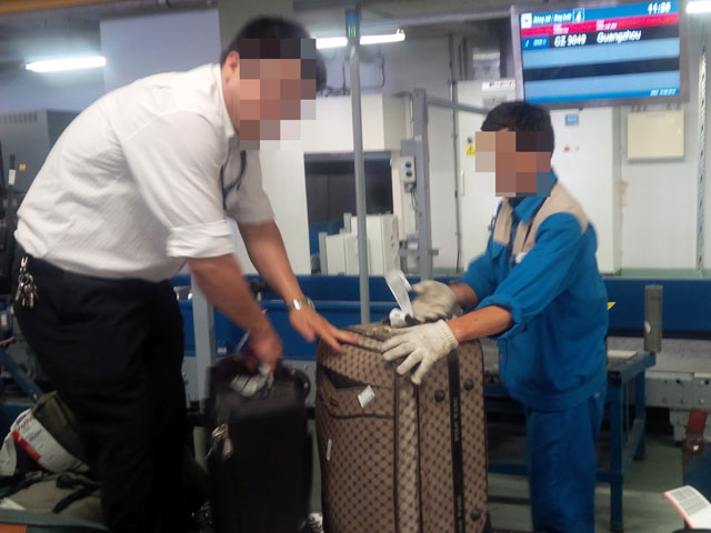Tin tức trong ngày - Hai nhân viên bốc xếp ở Nội Bài trộm đồ hành khách