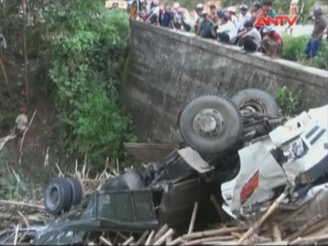 Video An ninh - Quảng Nam: Xe chở gỗ lao xuống vực, 3 người thương vong