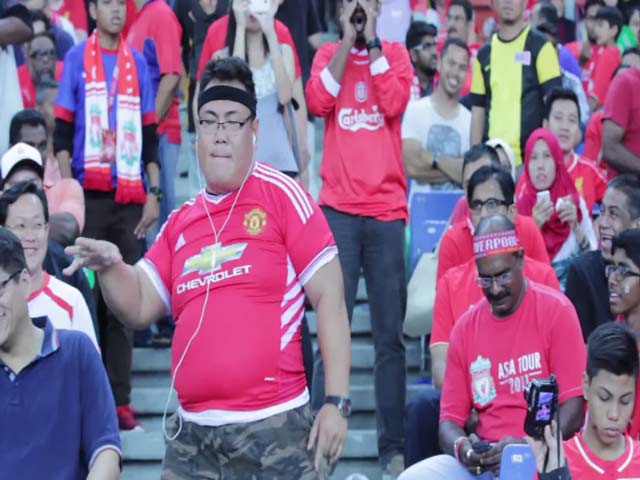 Bóng đá - Fan MU đến sân, nhảy trêu khán giả Liverpool