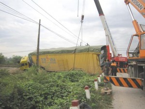 Tai nạn giao thông - Tàu hỏa tông lật xe đầu kéo, đường sắt Bắc-Nam tê liệt