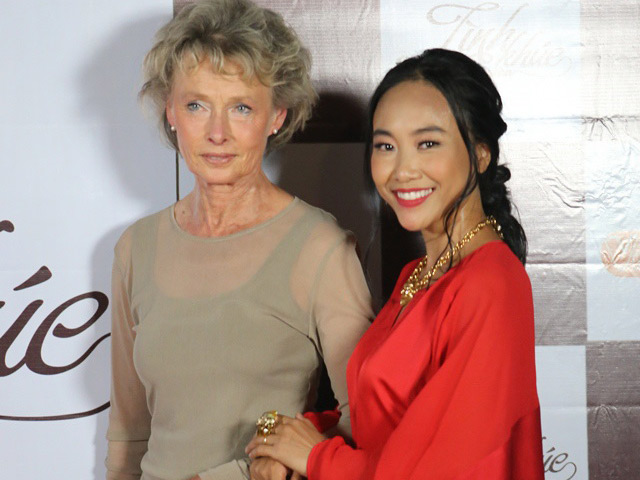 Ca nhạc - MTV - Mẹ chồng Tây tháp tùng Đoan Trang đi diễn