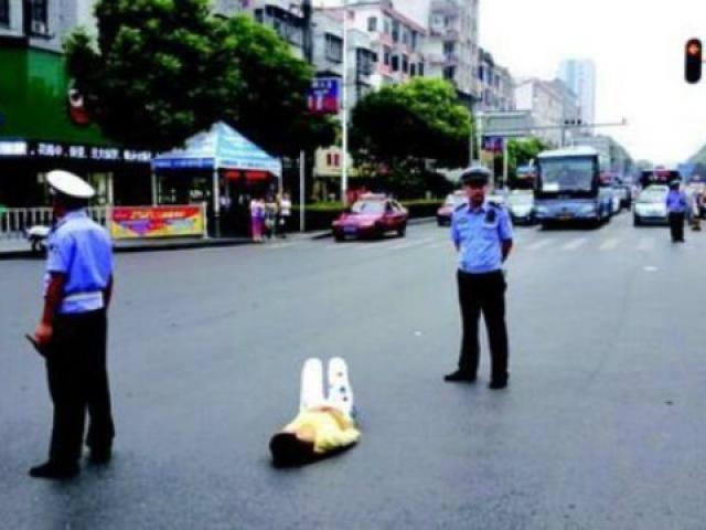 Tin tức trong ngày - TQ: Cô gái 20 tuổi ăn vạ giữa đường đòi bố mua smartphone