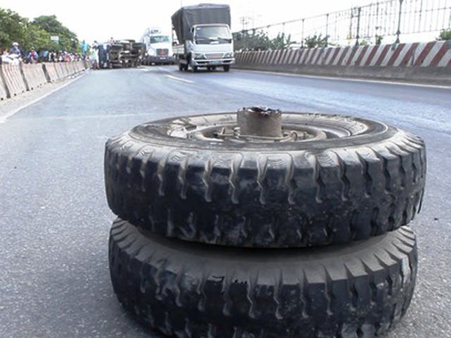 Tai nạn giao thông - Gãy trục, bánh xe tải lăn 100 m trên Quốc lộ 1