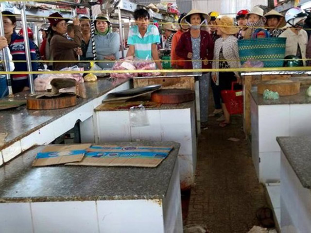 Pháp luật - Bà bán thịt heo đâm chết con trai chủ hàng thịt kế bên