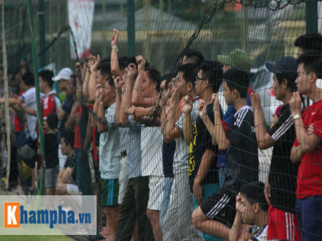 Tin bên lề bóng đá - Fan nhí gào thét gọi tên Công Phượng