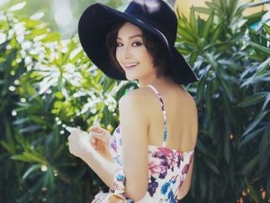 Đời sống Showbiz - Lan Phương khéo khoe lưng ong, dáng ngọc