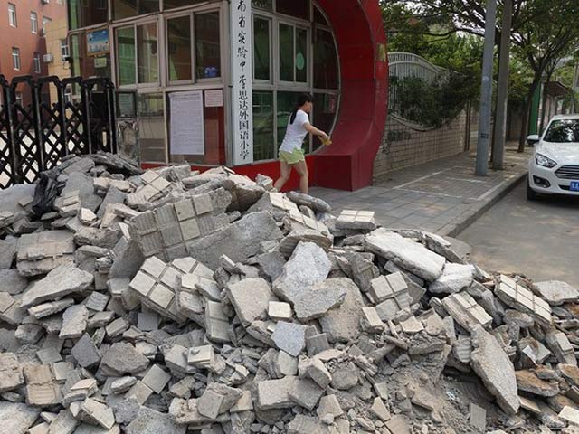 Tin tức trong ngày - Con thi trượt, phụ huynh đổ đá lấp cổng trường