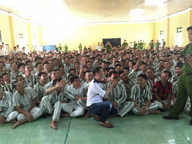 Ca nhạc - MTV - Clip Đàm Vĩnh Hưng "quẩy nhiệt tình" trong trại giam