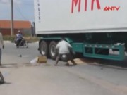 Video An ninh - Đôi vợ chồng trẻ chết thảm dưới bánh xe container