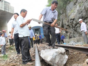 Tin tức trong ngày - Vụ đá rơi làm tàu trật bánh: Yêu cầu bồi thường gần 2 tỷ đồng