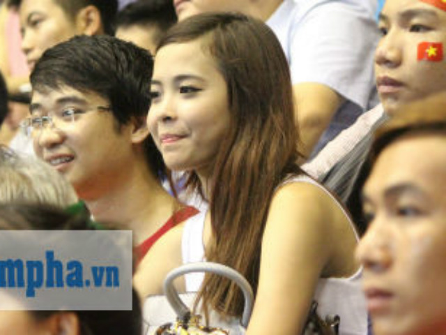 Bóng đá - ĐTVN bại trận, fan nữ xinh đẹp vẫn "cháy hết mình"