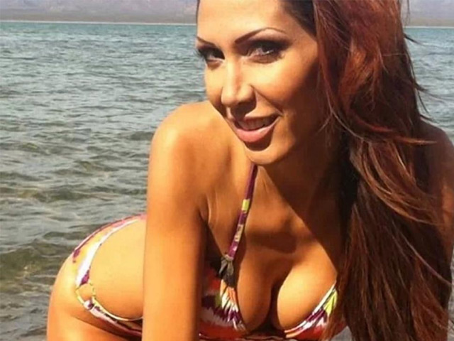 Xu hướng thời trang - Người mẫu ve vãn cảnh sát hòng che giấu 6kg "hàng cấm"