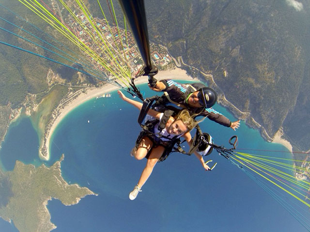 Bạn trẻ - Cuộc sống - Cặp tình nhân chụp ảnh "tự sướng" ở độ cao chóng mặt