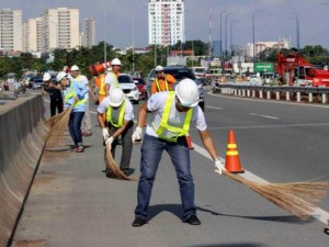 Tin tức trong ngày - Không ngại nguy hiểm, hàng trăm SV quét rác trên cao tốc