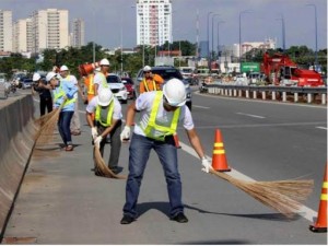 Tin tức trong ngày - Tranh cãi “nảy lửa” việc sinh viên quét rác trên cao tốc