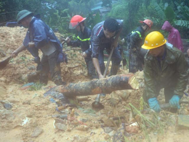 Tin tức trong ngày - Bới tung hàng ngàn khối đất đá tìm nạn nhân bị vùi lấp ở Quảng Ninh
