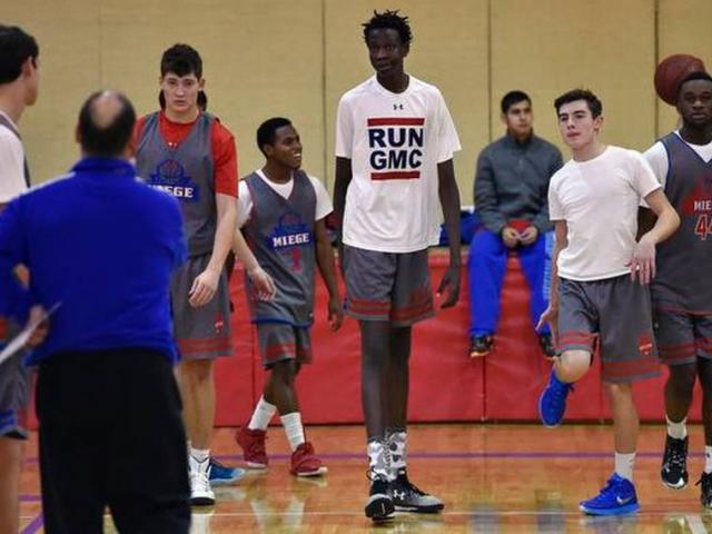 Clip Đặc Sắc - "Quái vật" 15 tuổi cao 2m10 úp rổ siêu hạng