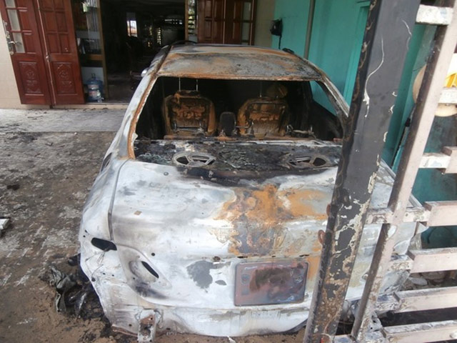 Tin tức trong ngày - Xe ô tô bốc cháy trong nhà, cả gia đình thoát chết