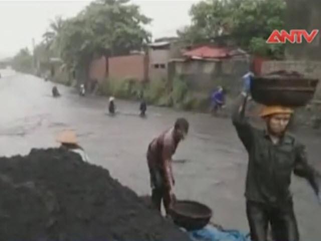 Tin tức Việt Nam - Clip: Người Quảng Ninh liều mạng vớt than trong lũ
