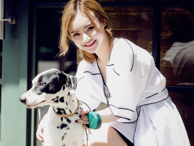 Ca nhạc - MTV - Em gái Phương Trinh khoe chân dài sành điệu dạo phố