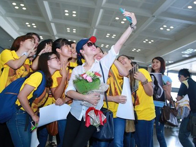 Ca nhạc - MTV - Thu Phương được rừng fan đón ở sân bay Nội Bài