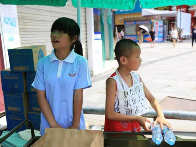 Bạn trẻ - Cuộc sống - Hai chị em bán nước giữa phố kiếm tiền trị bệnh cho mẹ