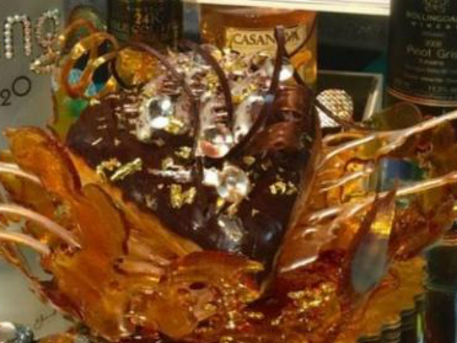 Phi thường - kỳ quặc - Chiếc bánh "siêu" sang chảnh làm từ vàng và "kim cương"