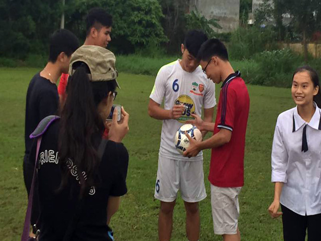 Bóng đá - Công Phượng &amp; HAGL bị fan “quây” ở Hải Phòng