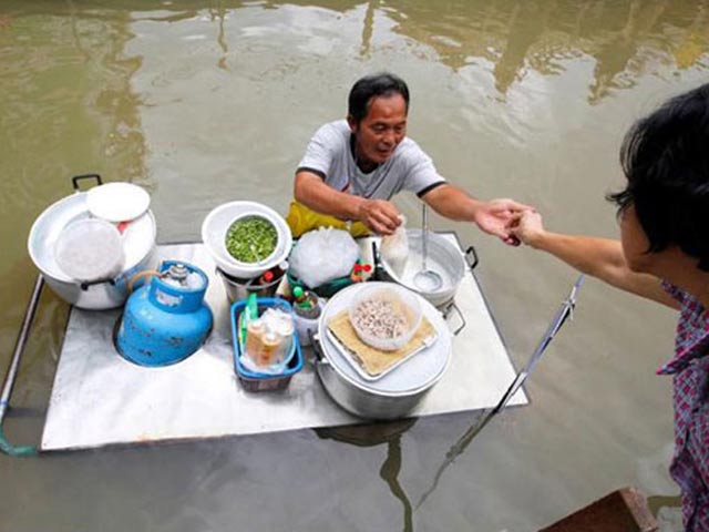 Tranh vui - 39 kiểu sống chung với ngập (2)