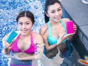 Thời trang Hi-tech - Siêu mẫu diện bikini tắm cùng smartphone