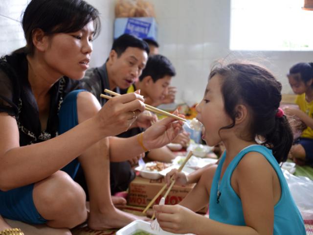 Tin tức trong ngày - Ảnh: Những suất cơm "sưởi ấm lòng" người dân vùng lũ lụt Quảng Ninh