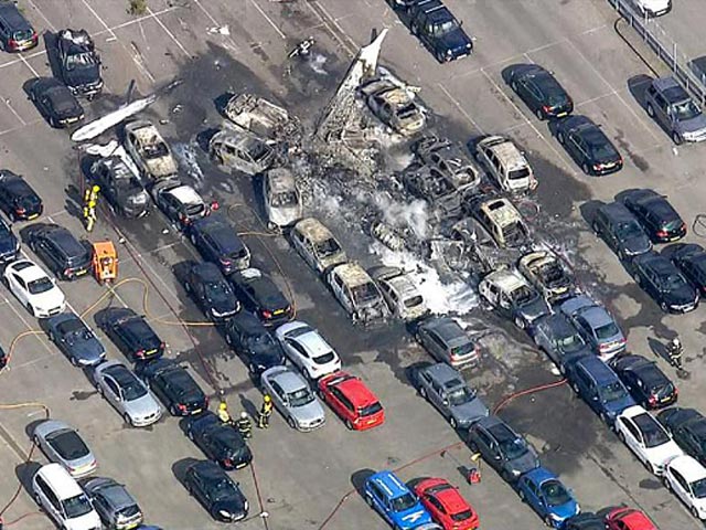 Tin tức trong ngày - Anh: Máy bay đâm xuống khu đấu giá ô tô, 4 người chết