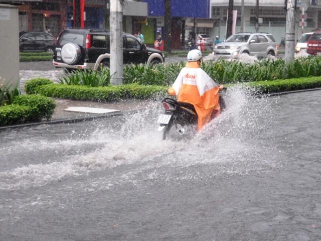 Tin tức Việt Nam - Chùm ảnh: "Rẽ sóng" về nhà trên đường phố TPHCM
