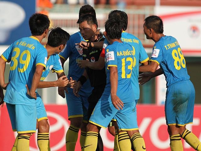 Tin bên lề bóng đá - "Đội bóng ngổ ngáo" quây trọng tài ở sân Long An