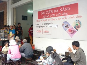 Tin tức trong ngày - Ấm lòng suất cơm &quot;Nụ Cười&quot; 2.000 đồng giữa Đà thành