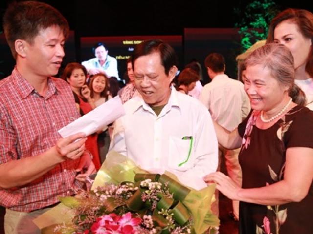 Ca nhạc - MTV - Khán giả Hà Nội tặng tiền tới tấp cho "Vua nhạc sến"