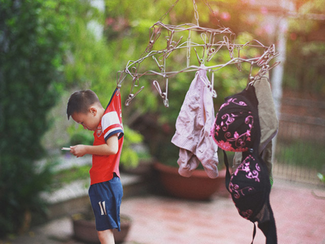 Giới trẻ - Bộ ảnh “Đứa trẻ công nghệ” thức tỉnh cộng đồng mạng