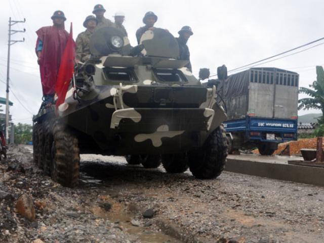 Tin tức trong ngày - Ảnh: Theo chân xe lội nước quân đội cứu dân vùng lũ