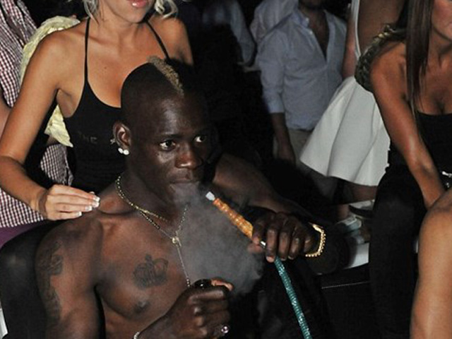 Bóng đá - Đau đời, Balotelli sa đọa trong vòng tay "yêu nữ" đẹp mê hồn