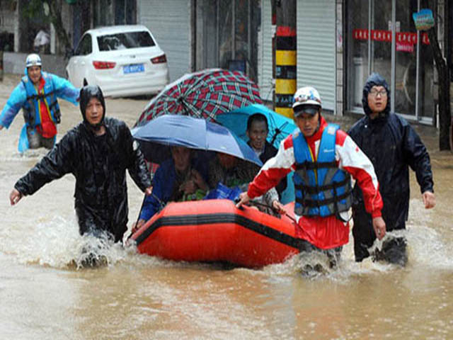 Tin tức trong ngày - Ảnh: Người dân châu Á oằn mình trong mưa lớn, lũ quét