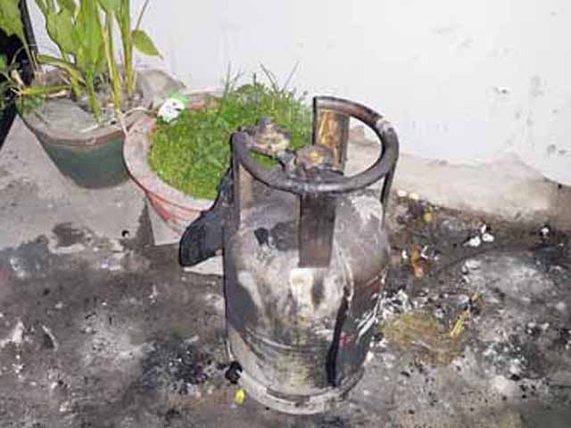 Tin tức trong ngày - Cháy phòng trọ, thanh niên liều mình mang bình gas cháy sém ra ngoài