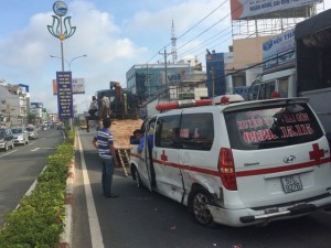 Tin tức trong ngày - Va chạm mạnh với ô tô con, xe cấp cứu nổ lốp