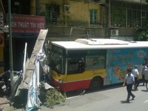 Tin tức trong ngày - HN: Xe buýt lao lên vỉa hè, “hạ gục” 6 xe máy